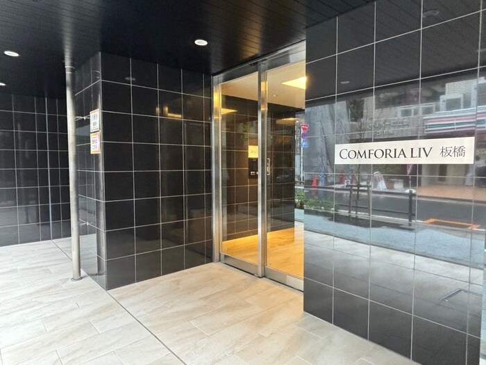 物件外観写真3　(エントランス部分)