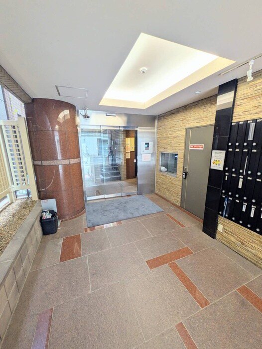 物件外観写真4　(エントランス部分)