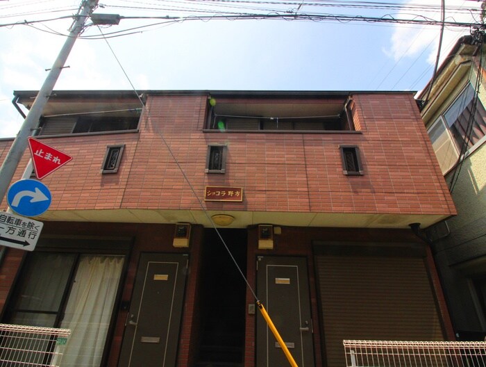 物件外観写真2　(エントランス部分)