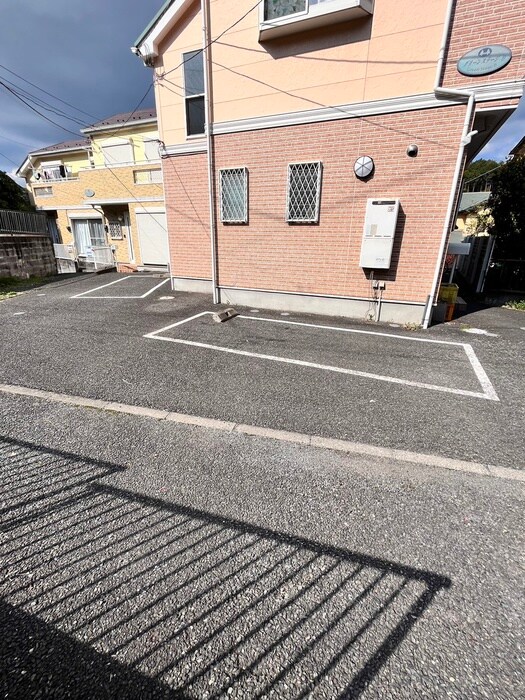 物件外観写真4　(駐車場)