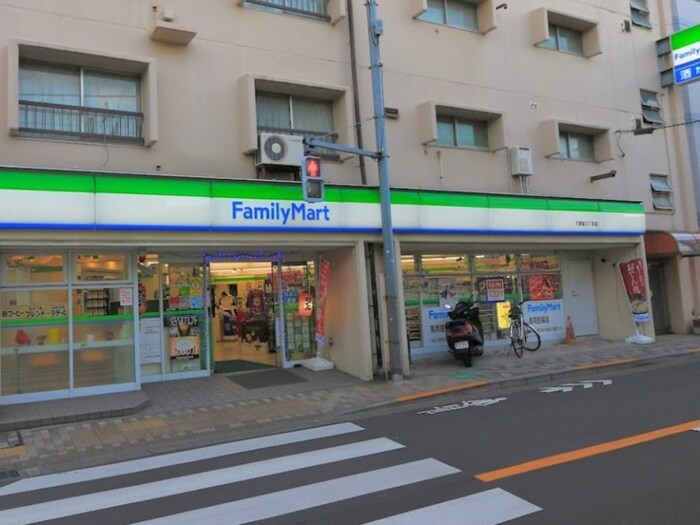 ファミリーマート下連雀三丁目店