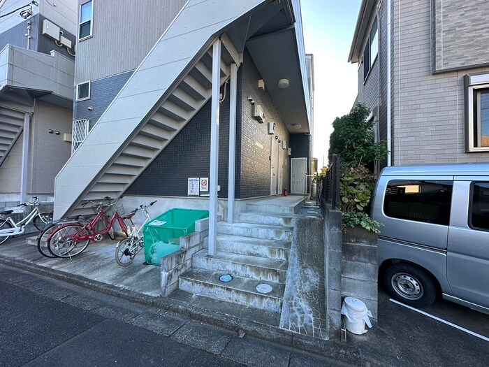 物件外観写真3　(エントランス部分)