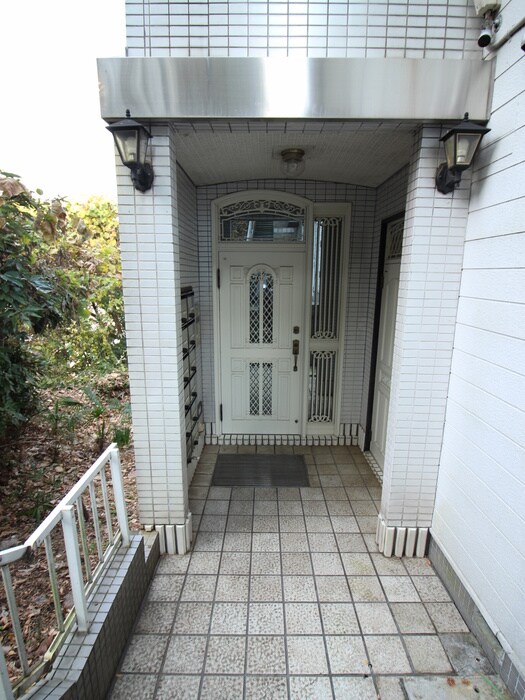 物件外観写真2　(エントランス部分)