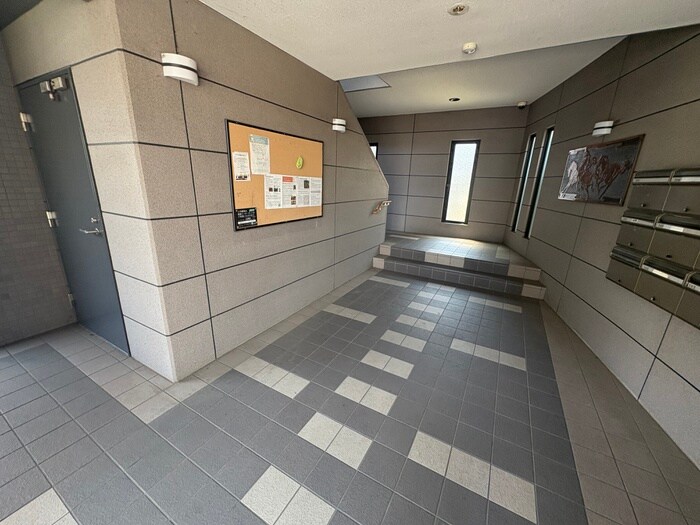 物件外観写真6　(エントランス部分)