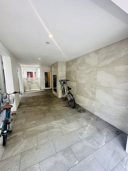 物件外観写真2　(エントランス部分)