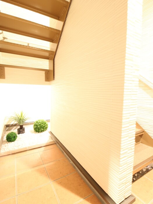 物件外観写真3　(エントランス部分)