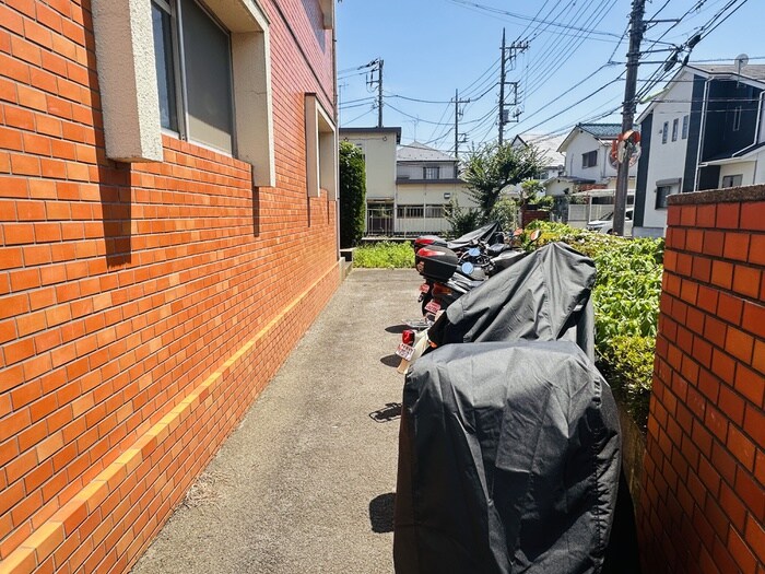 物件外観写真3　(バイク置き場)