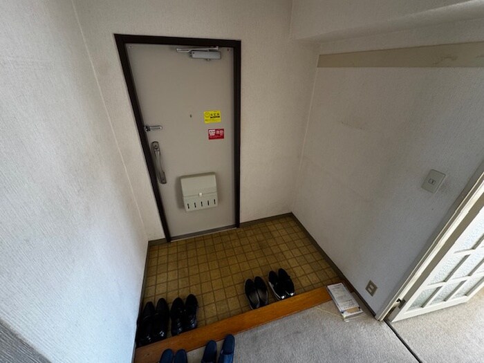 昭島つつじが丘ハイツ１２号棟の玄関