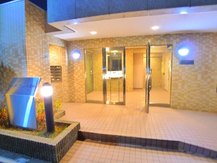 物件外観写真2　(エントランス部分)