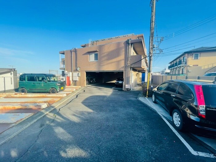 物件外観写真3　(駐車場)