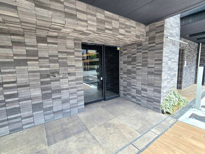 物件外観写真6　(エントランス部分)