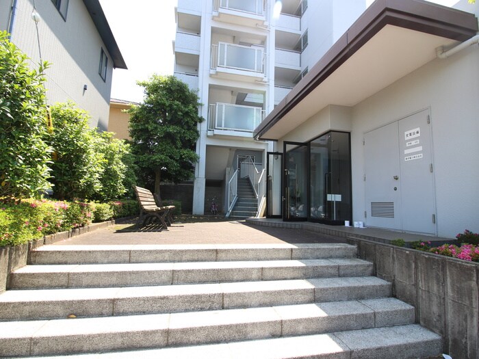 物件外観写真4　(エントランス部分)