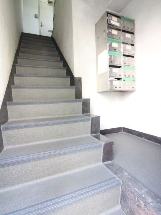 物件外観写真4　(エントランス部分)