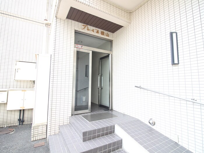 物件外観写真4　(エントランス部分)
