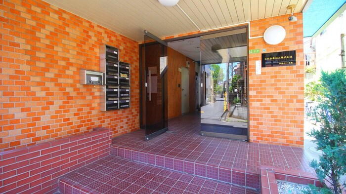 物件外観写真3　(エントランス部分)