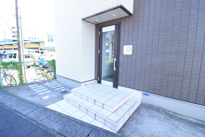 物件外観写真3　(エントランス部分)