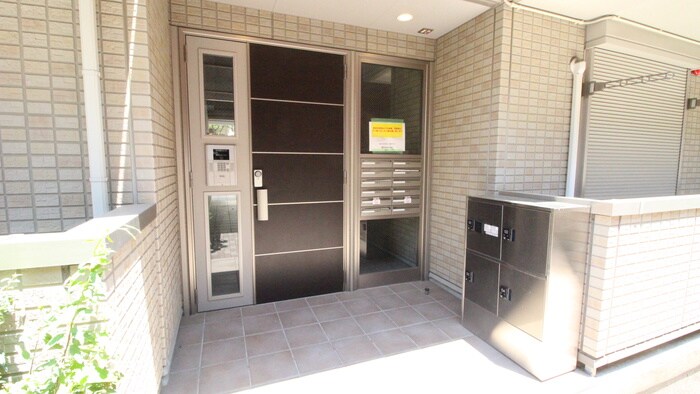 物件外観写真3　(エントランス部分)