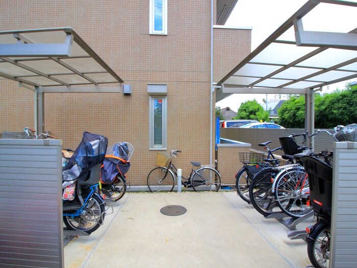 物件外観写真6　(バイク置き場)