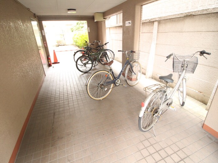 物件外観写真3　(駐輪場)