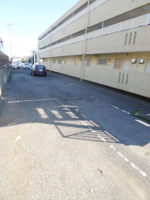 物件外観写真3　(駐車場)