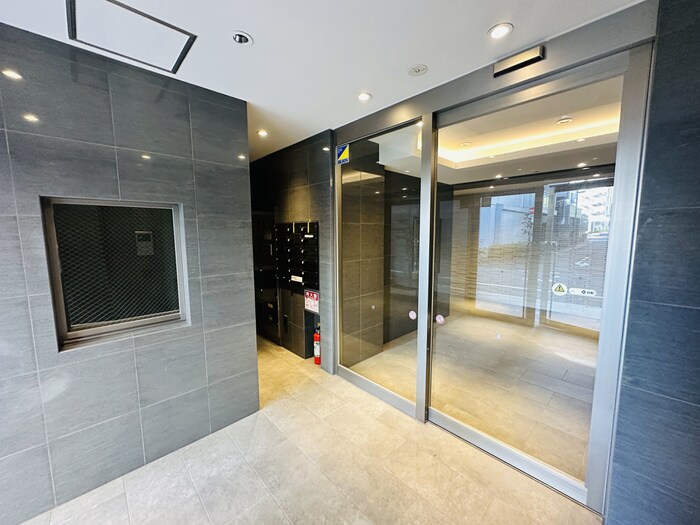 物件外観写真2　(エントランス部分)