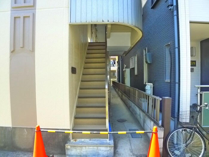 物件外観写真2　(エントランス部分)