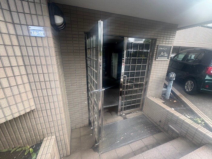 物件外観写真4　(エントランス部分)