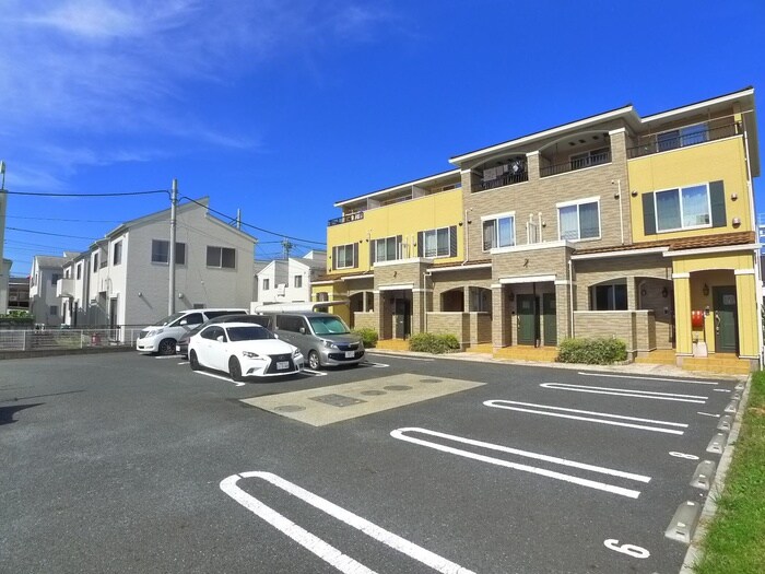 物件外観写真4　(駐車場)