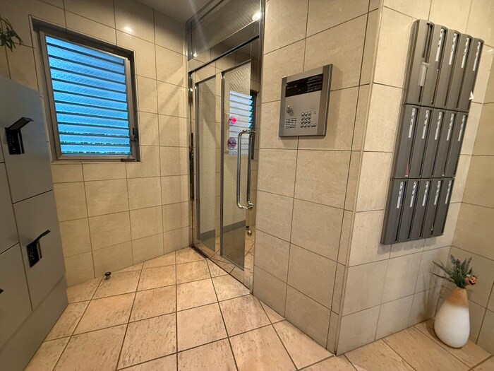 物件外観写真2　(エントランス部分)