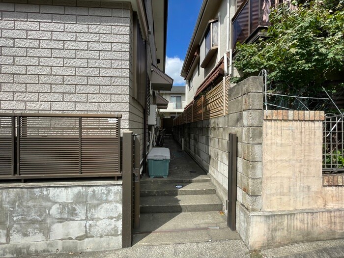 物件外観写真4　(エントランス部分)