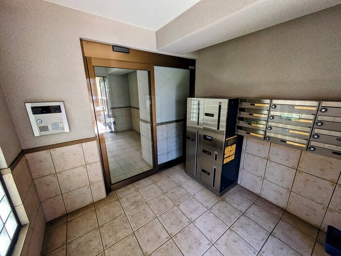 物件外観写真4　(エントランス部分)