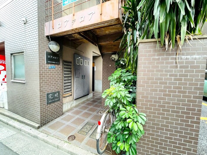 物件外観写真4　(エントランス部分)