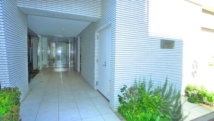 物件外観写真4　(エントランス部分)