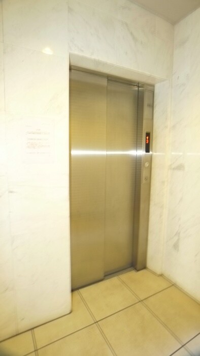 物件外観写真6　(エントランス部分)