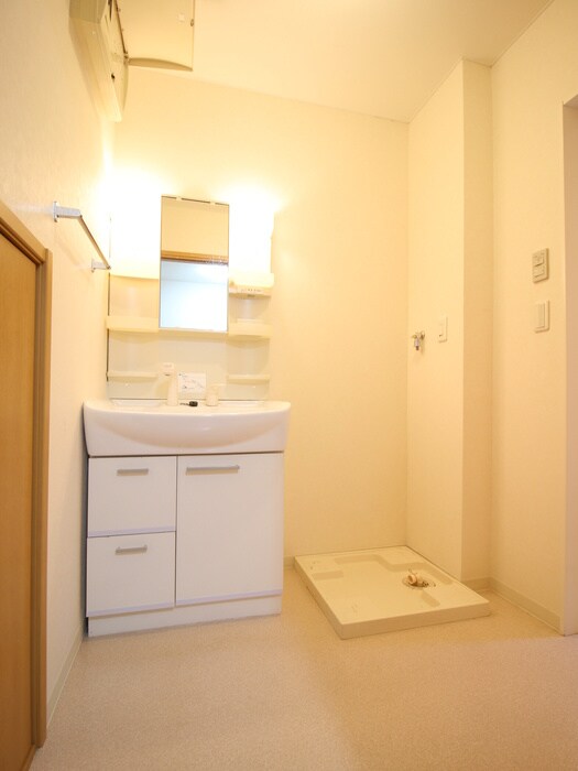 物件内観写真16　(洗濯機置場)