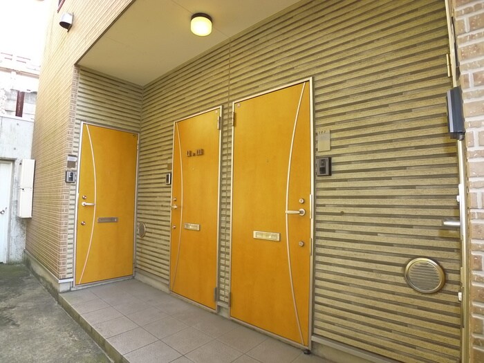 物件外観写真3　(エントランス部分)