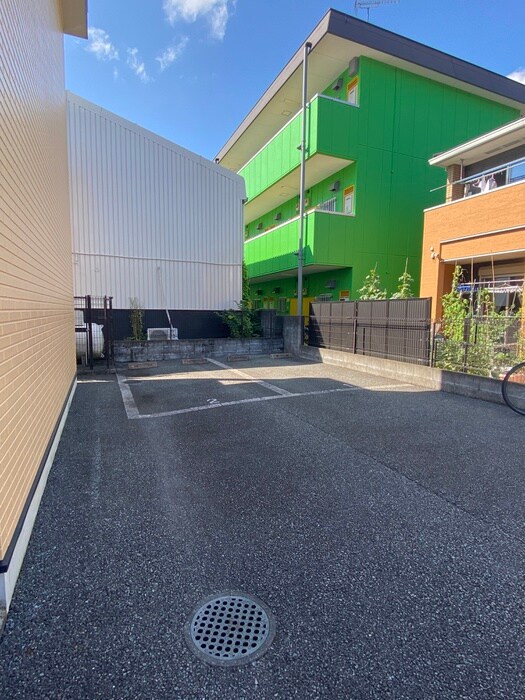 物件外観写真4　(駐車場)