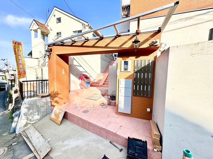 物件外観写真3　(エントランス部分)