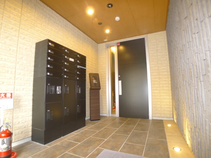 物件外観写真2　(エントランス部分)