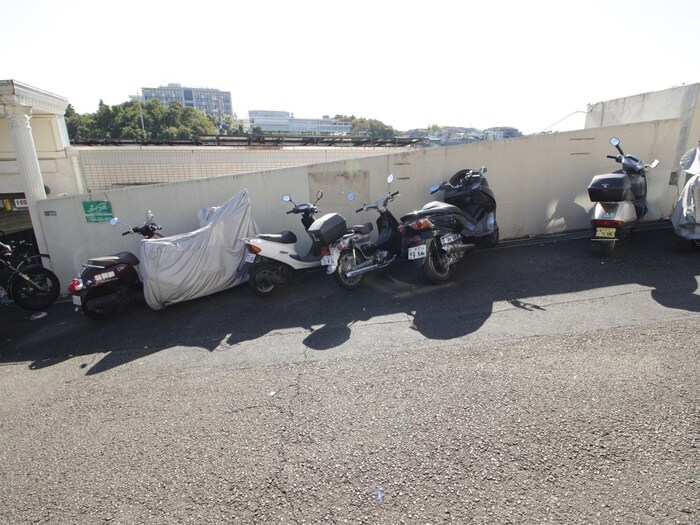 物件外観写真4　(バイク置き場)