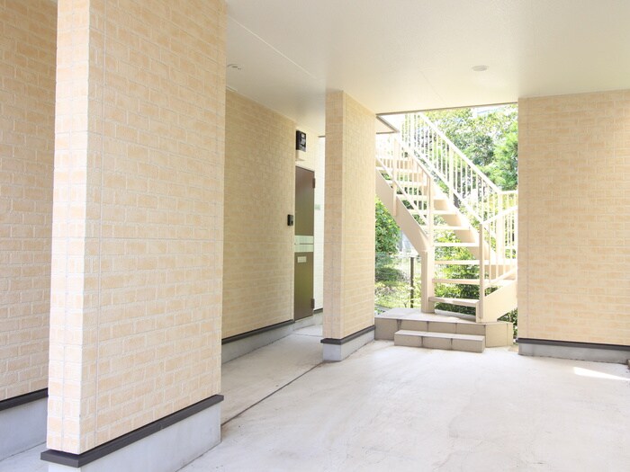 物件外観写真2　(エントランス部分)