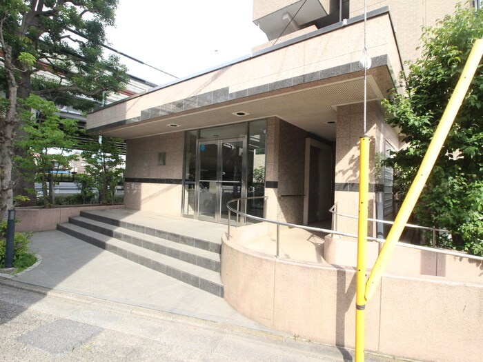 物件外観写真2　(エントランス部分)