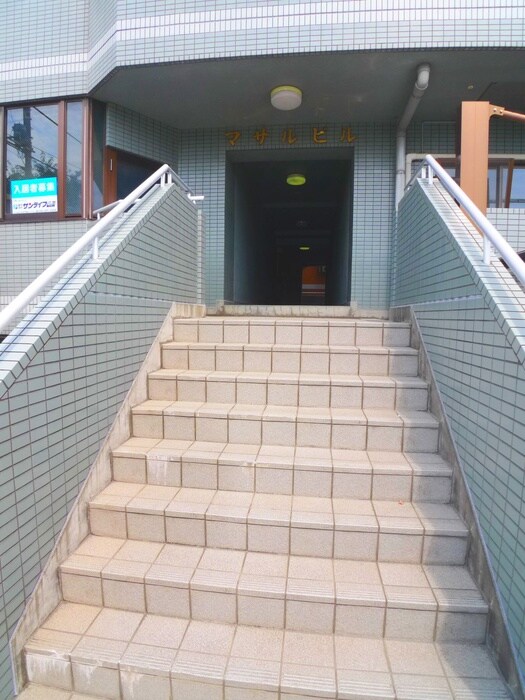 物件外観写真3　(エントランス部分)