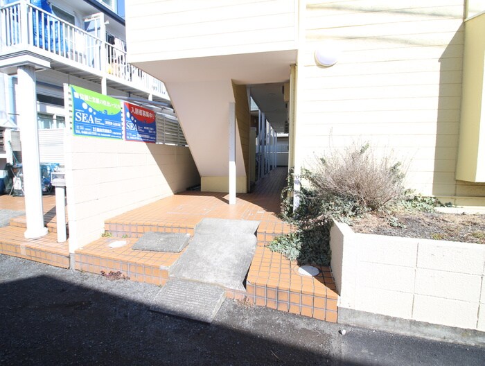 物件外観写真3　(エントランス部分)