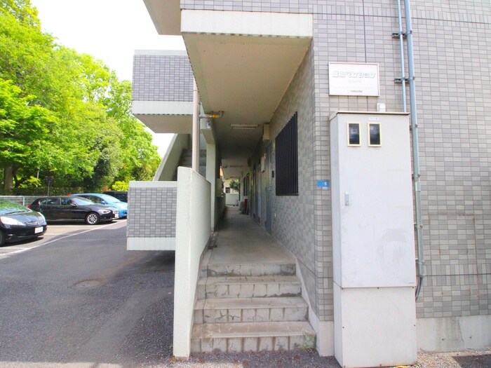 物件外観写真5　(エントランス部分)