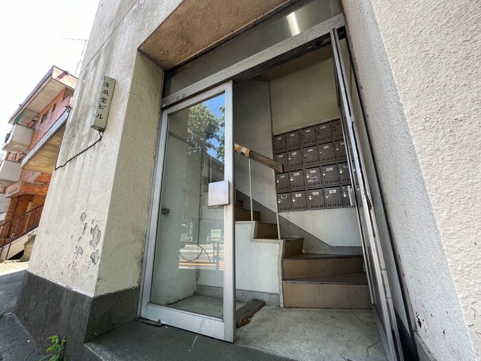 物件外観写真5　(エントランス部分)