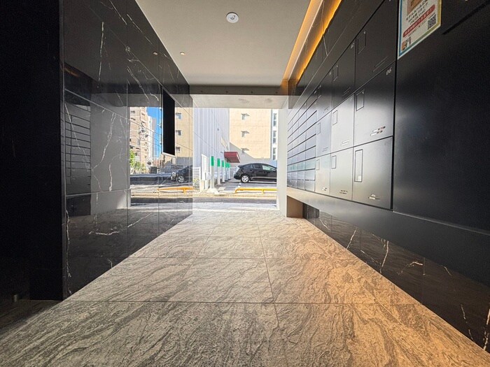 物件外観写真2　(エントランス部分)