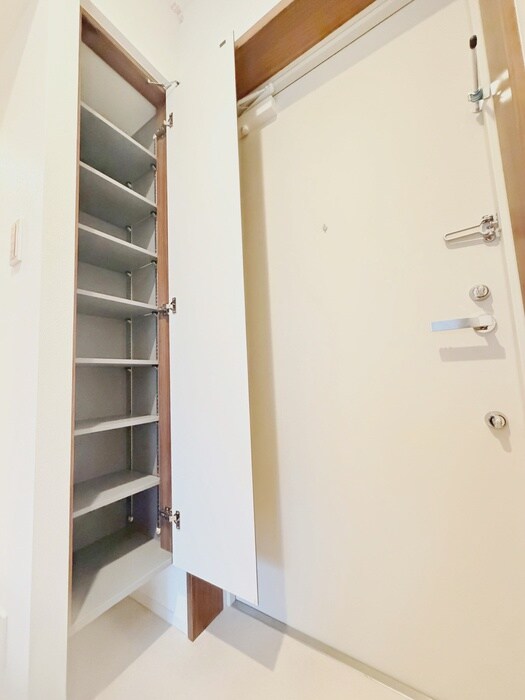 ｺﾝﾌｫﾘｱ･ﾘｳﾞ森下MUTIOの靴箱