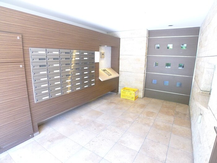 物件外観写真4　(エントランス部分)