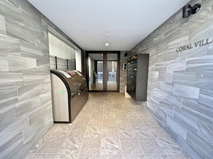 物件外観写真2　(エントランス部分)